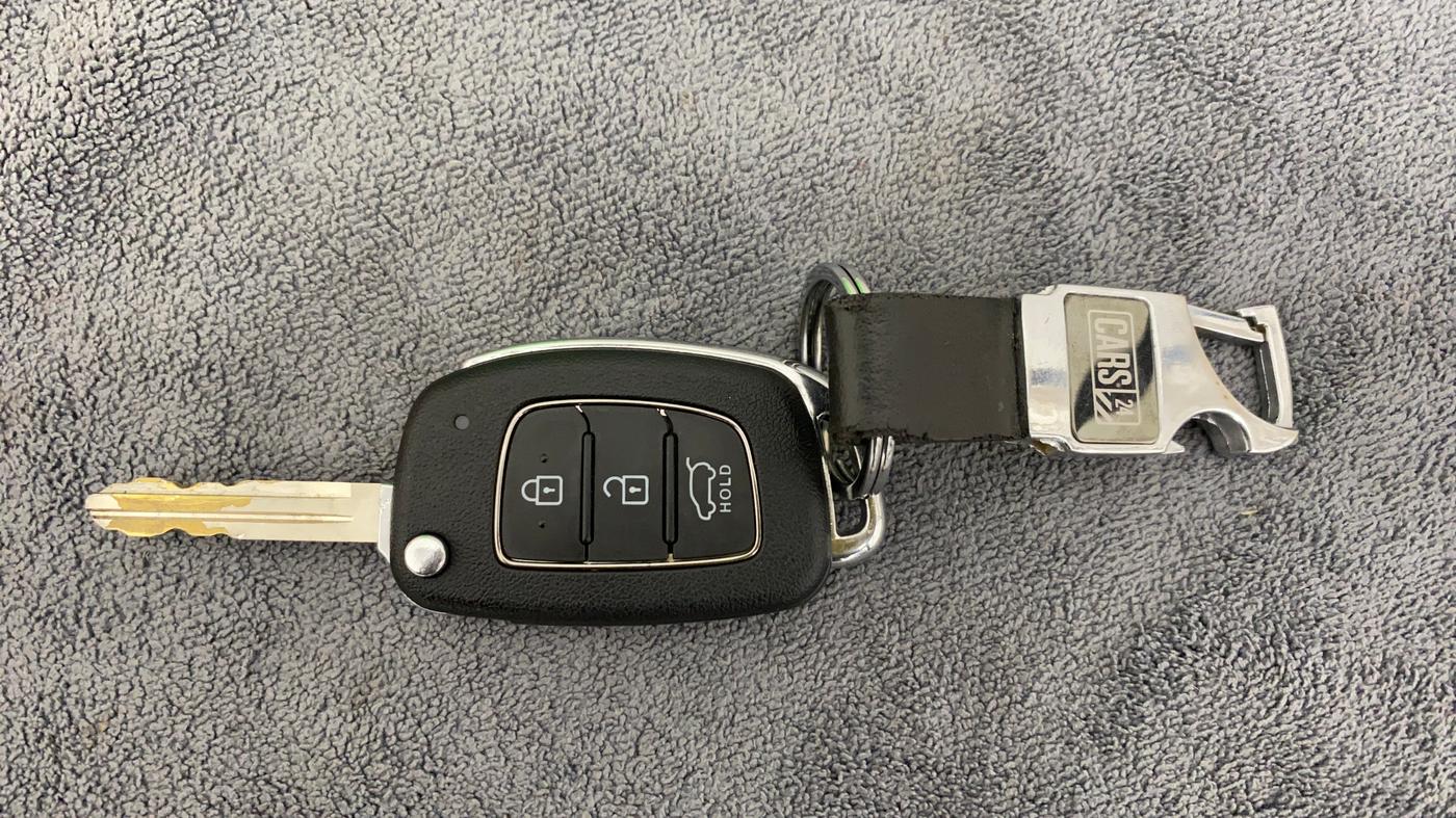 2022 Hyundai VENUE S+ 1.2, Petrol, Manual, 13,737 km, Key Close Up