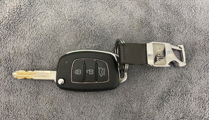 2022 Hyundai VENUE S+ 1.2, Petrol, Manual, 13,737 km, Key Close Up