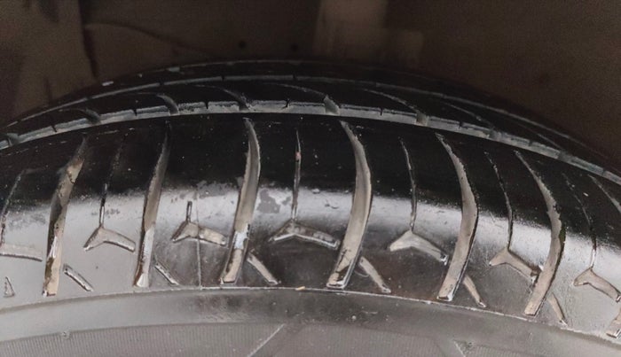 2018 Maruti Ertiga VXI, Petrol, Manual, 88,005 km, Left Front Tyre Tread
