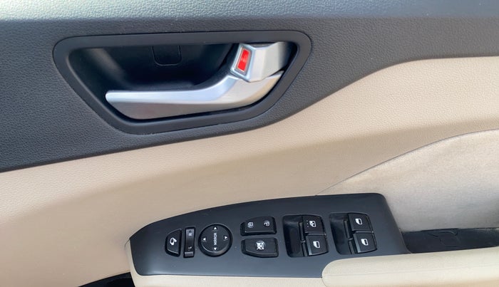 2017 Hyundai Verna 1.6 VTVT SX, Petrol, Manual, 70,826 km, Driver Side Door Panels Control