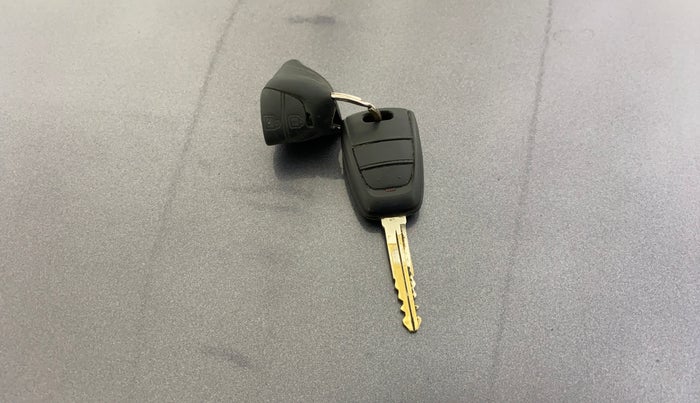 2020 Hyundai NEW SANTRO SPORTZ CNG, CNG, Manual, 1,15,118 km, Key Close Up