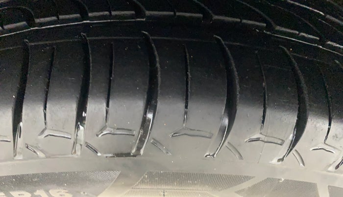 2014 Hyundai Verna FLUIDIC 1.6 VTVT SX, Petrol, Manual, 67,722 km, Left Front Tyre Tread