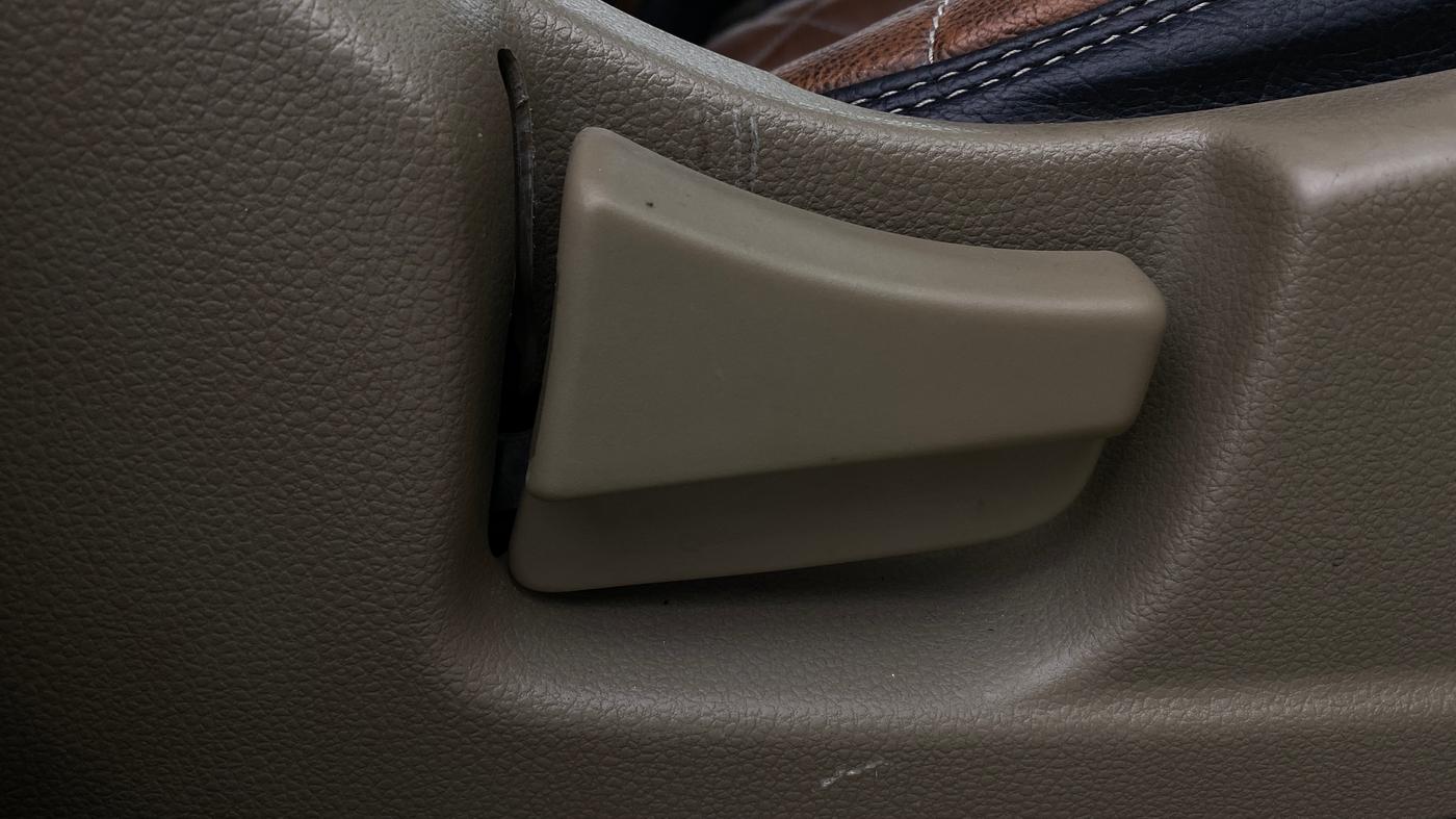 2019 Mahindra TUV300 T10, Diesel, Manual, 59,937 km, Driver Side Adjustment Panel