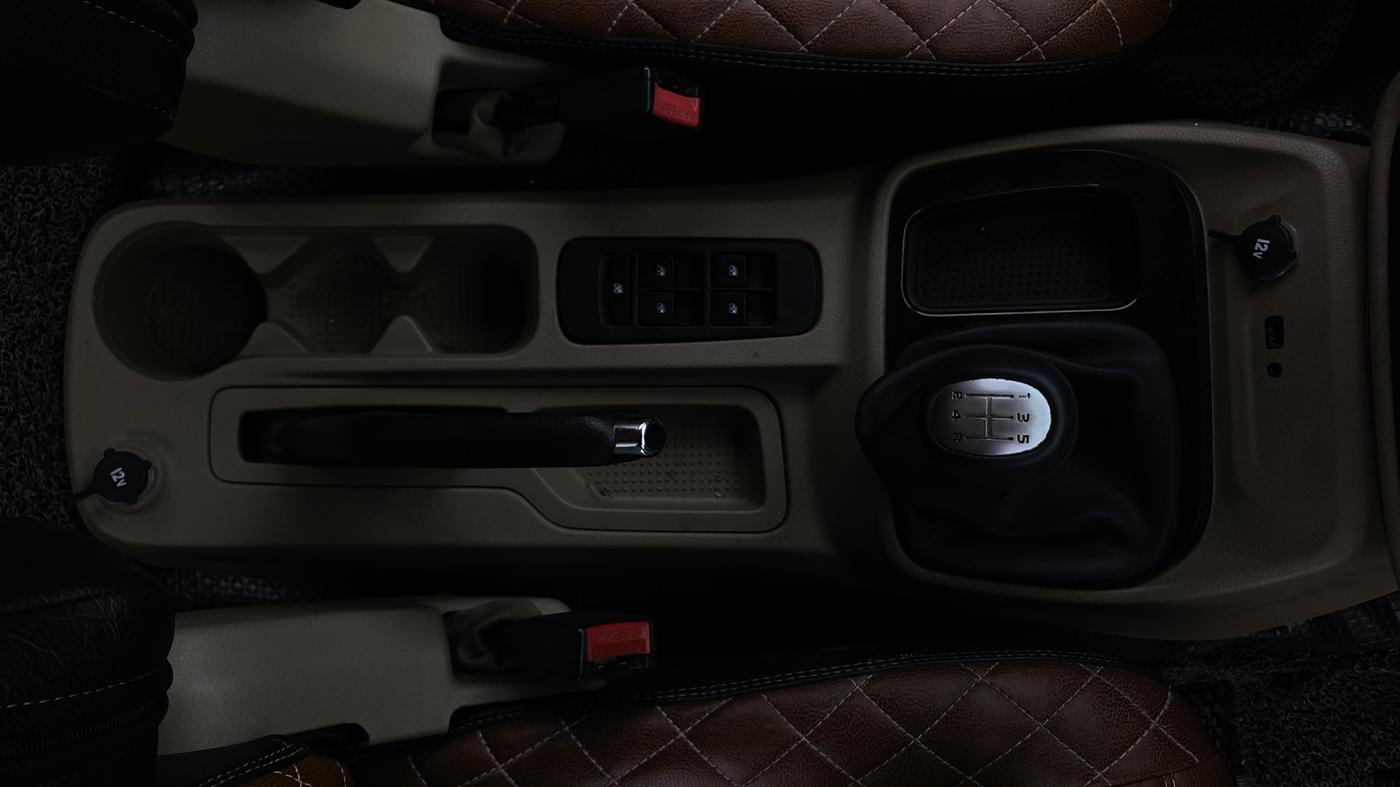 2019 Mahindra TUV300 T10, Diesel, Manual, 59,937 km, Gear Lever