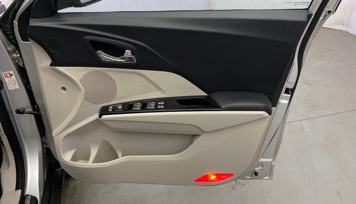 2019 Mahindra XUV300 W8 (O) 1.5 DIESEL, Diesel, Manual, 79,741 km, Driver Side Door Panels Control