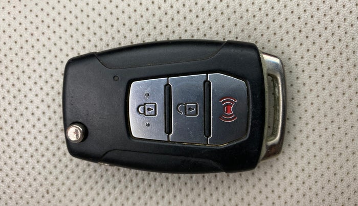 2019 Mahindra XUV300 W8 (O) 1.5 DIESEL, Diesel, Manual, 79,741 km, Key Close Up