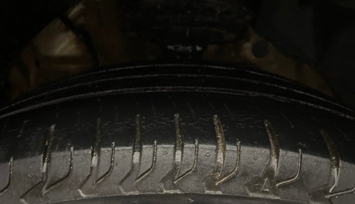 2019 Mahindra XUV300 W8 (O) 1.5 DIESEL, Diesel, Manual, 79,741 km, Left Front Tyre Tread