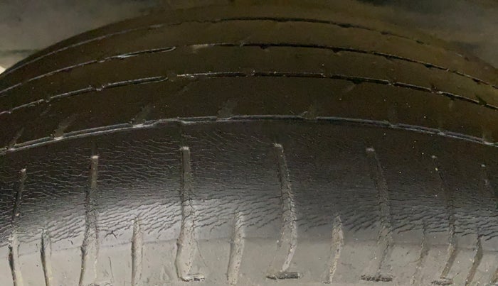 2020 Toyota Innova Crysta 2.4 GX 7 STR, Diesel, Manual, 60,111 km, Right Rear Tyre Tread