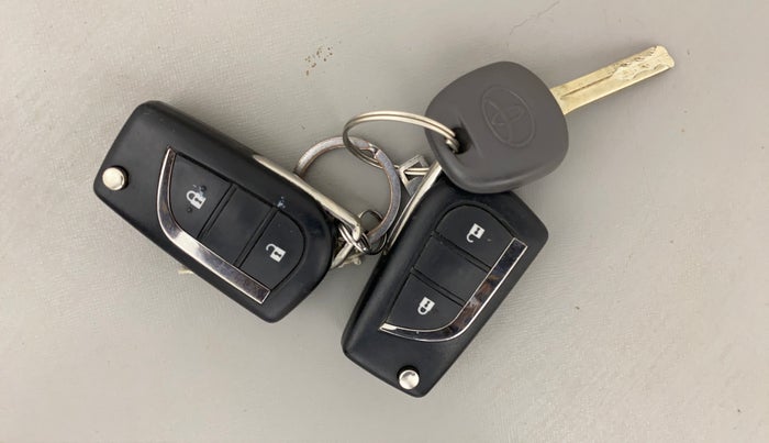 2020 Toyota Innova Crysta 2.4 GX 7 STR, Diesel, Manual, 60,111 km, Key Close Up