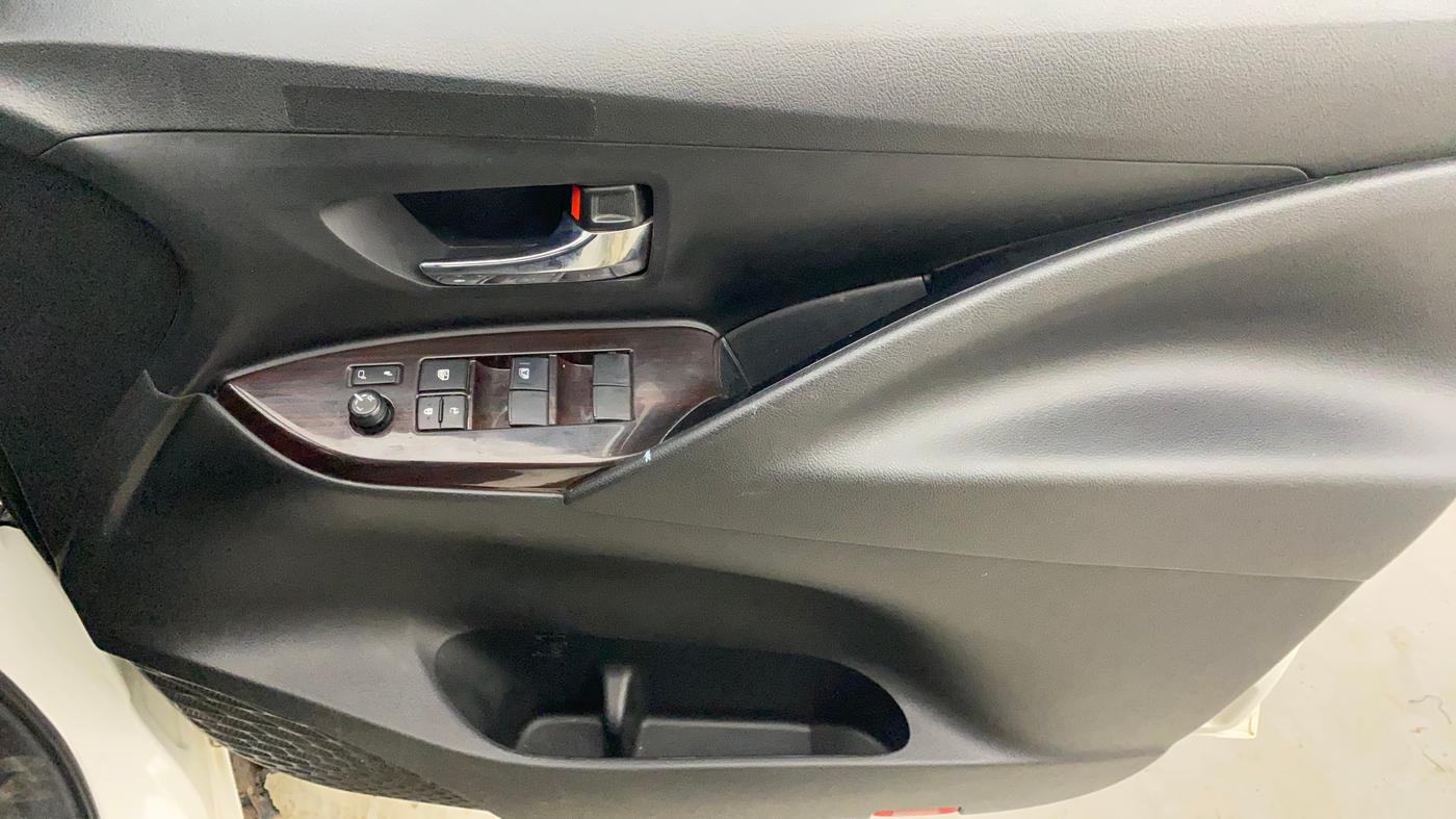 2020 Toyota Innova Crysta 2.4 GX 7 STR, Diesel, Manual, 60,111 km, Driver Side Door Panels Control