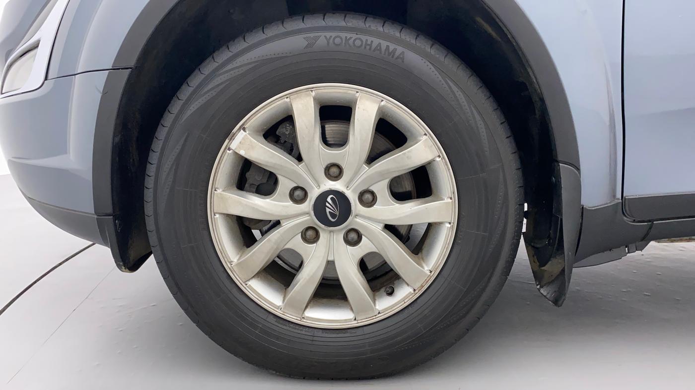 2016 Mahindra XUV500 W10, Diesel, Manual, 76,295 km, Left Front Wheel