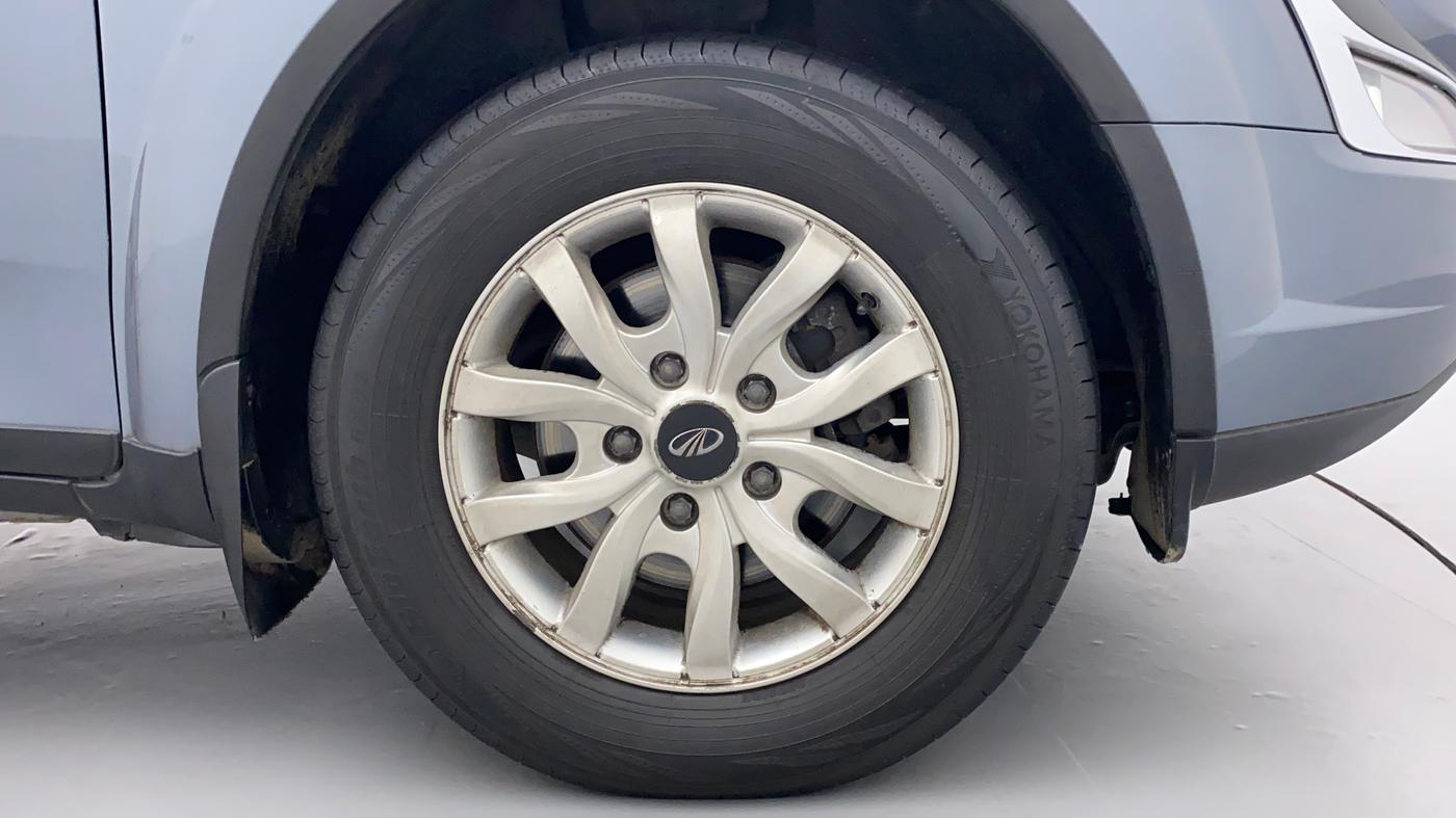 2016 Mahindra XUV500 W10, Diesel, Manual, 76,295 km, Right Front Wheel