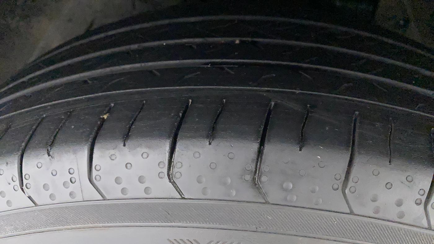 2016 Mahindra XUV500 W10, Diesel, Manual, 76,295 km, Left Front Tyre Tread