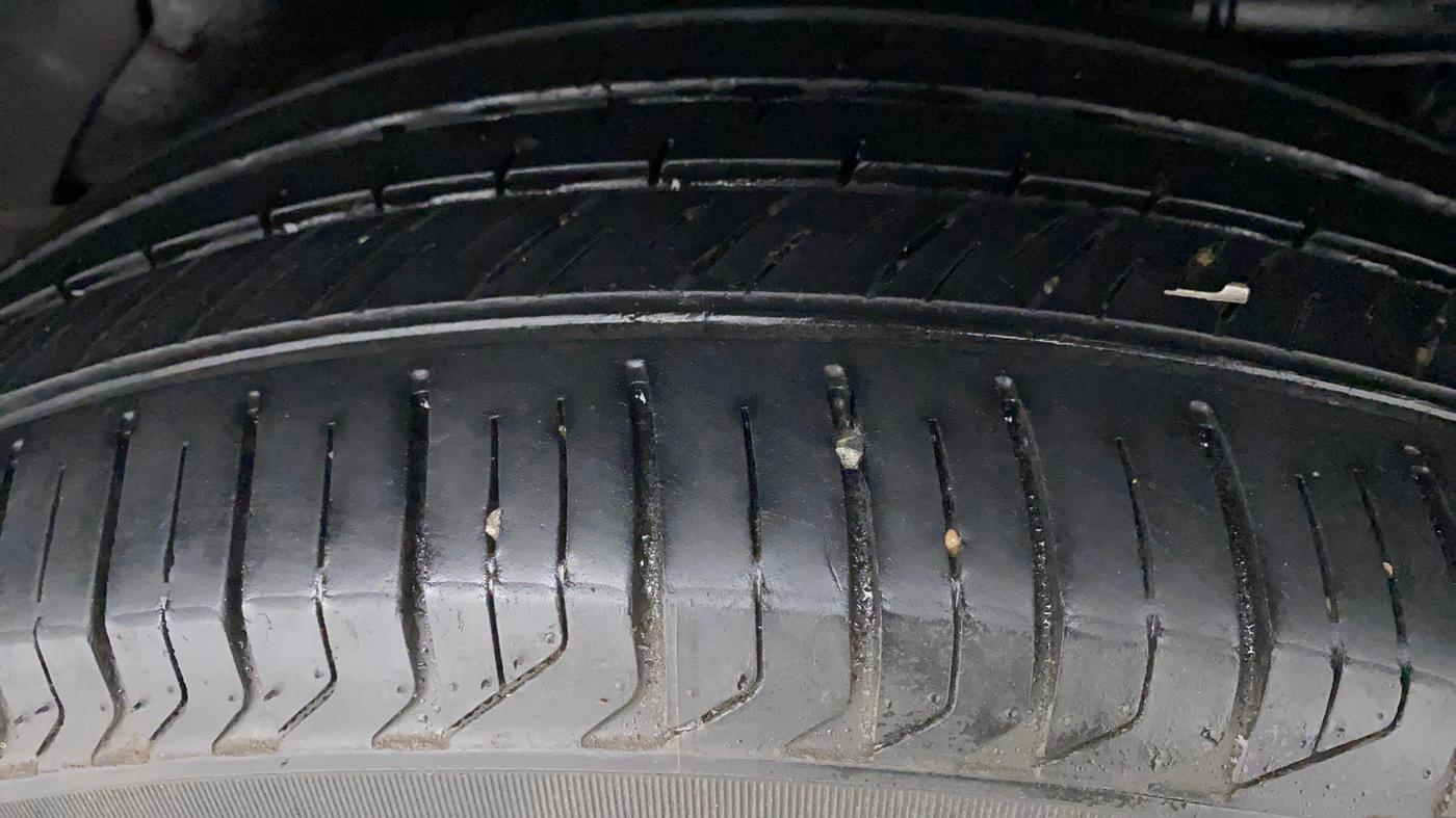2016 Mahindra XUV500 W10, Diesel, Manual, 76,295 km, Left Rear Tyre Tread