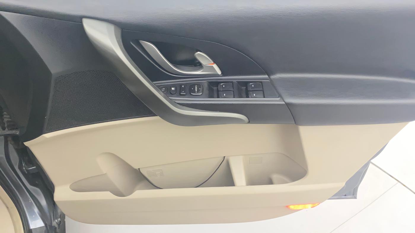 2016 Mahindra XUV500 W10, Diesel, Manual, 76,295 km, Driver Side Door Panels Control
