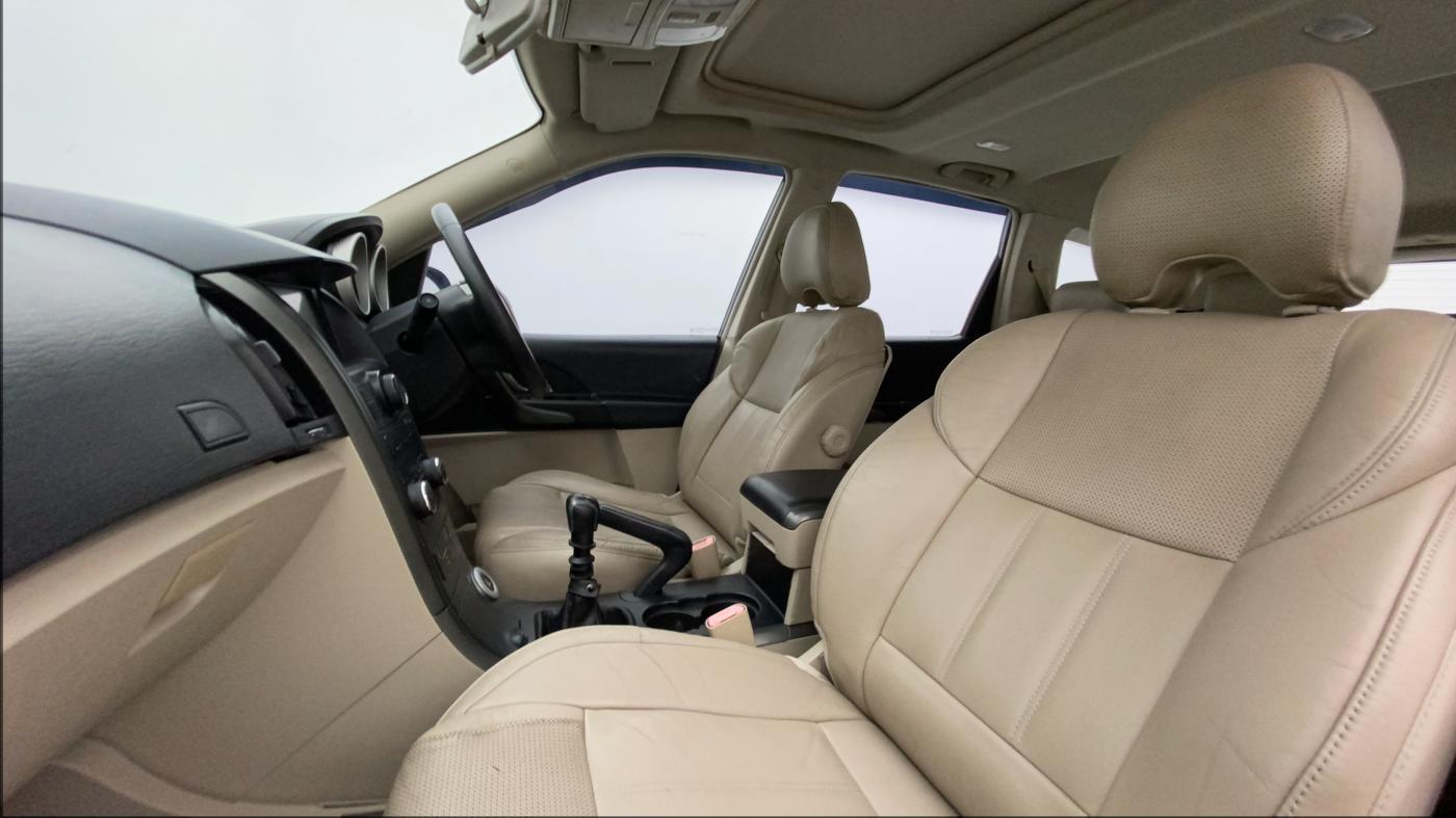 2016 Mahindra XUV500 W10, Diesel, Manual, 76,295 km, Right Side Front Door Cabin