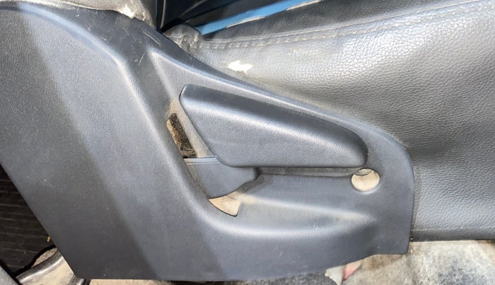 2018 Datsun Go Plus T, Petrol, Manual, 80,776 km, Driver Side Adjustment Panel