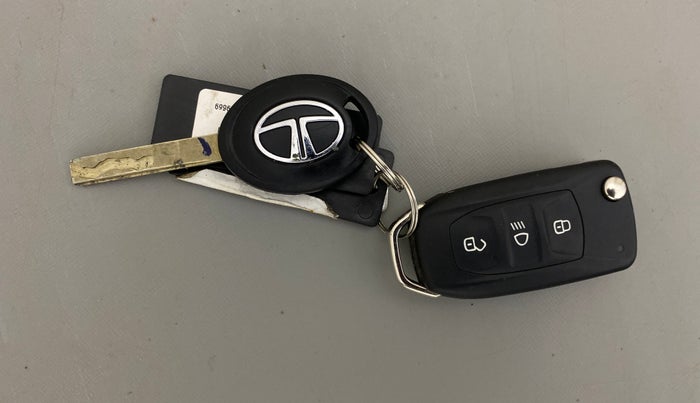 2024 Tata NEXON Smart Plus 1.2 Revotron 6 AMT, Petrol, Automatic, 6,297 km, Key Close Up