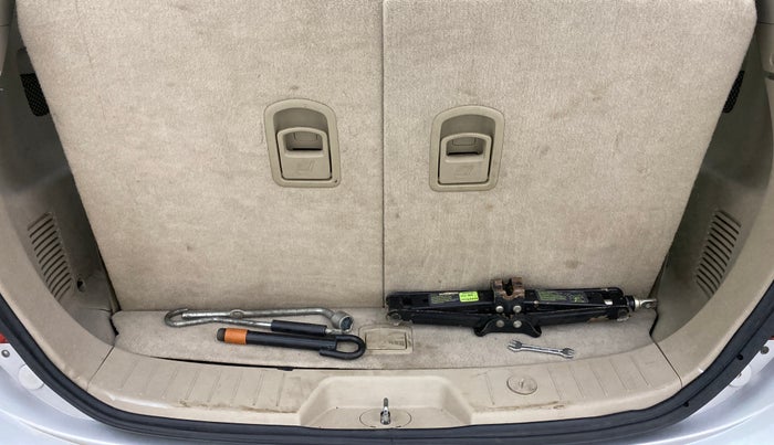 2017 Mahindra XUV500 W10 AT, Diesel, Automatic, 58,584 km, Boot Inside