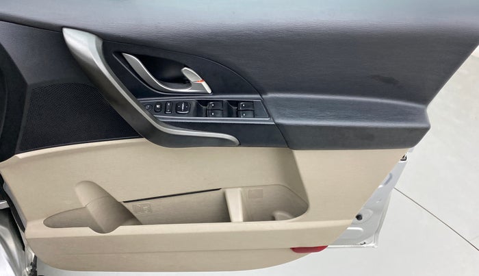 2017 Mahindra XUV500 W10 AT, Diesel, Automatic, 58,584 km, Driver Side Door Panels Control