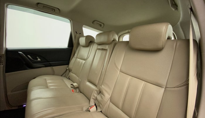 2017 Mahindra XUV500 W10 AT, Diesel, Automatic, 58,584 km, Right Side Rear Door Cabin