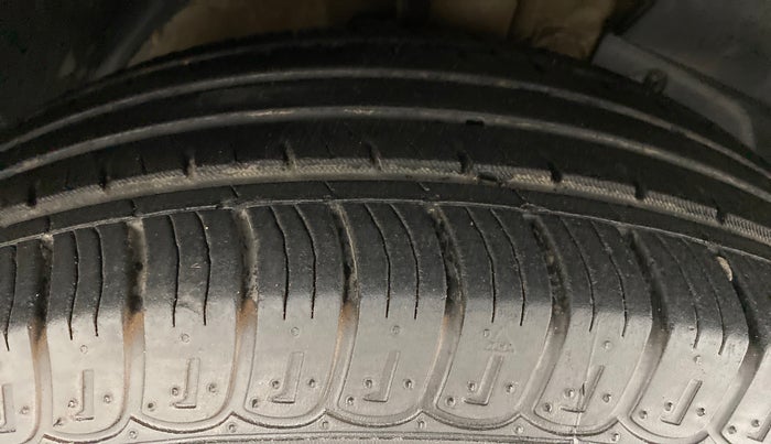 2017 Mahindra XUV500 W10 AT, Diesel, Automatic, 58,584 km, Right Front Tyre Tread