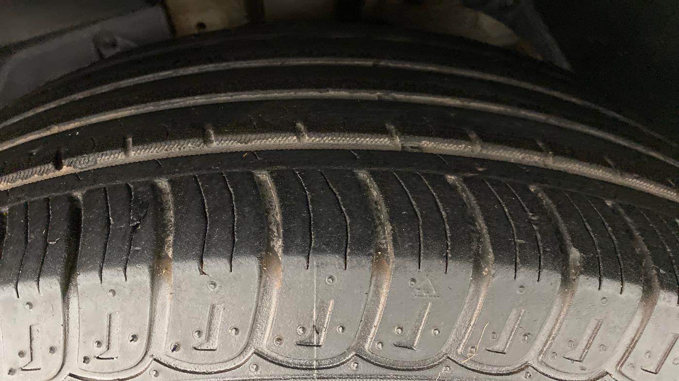 2017 Mahindra XUV500 W10 AT, Diesel, Automatic, 58,584 km, Left Front Tyre Tread