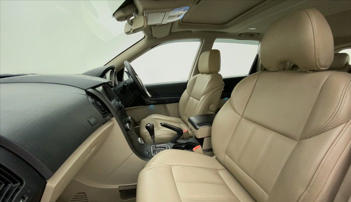 2017 Mahindra XUV500 W10 AT, Diesel, Automatic, 58,584 km, Right Side Front Door Cabin