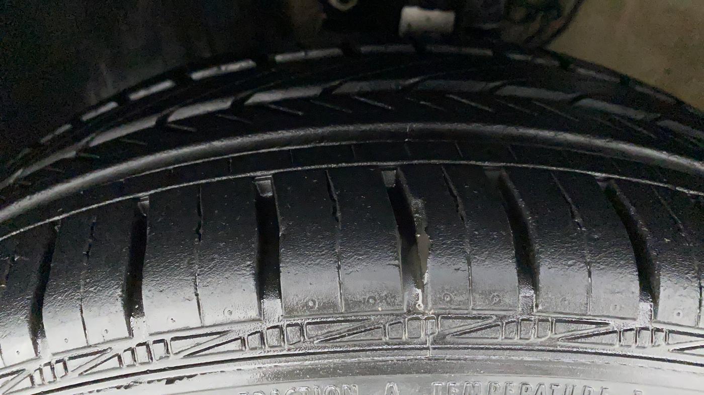2015 Skoda Rapid 1.5 TDI AT ELEGANCE, Diesel, Automatic, 53,133 km, Left Front Tyre Tread