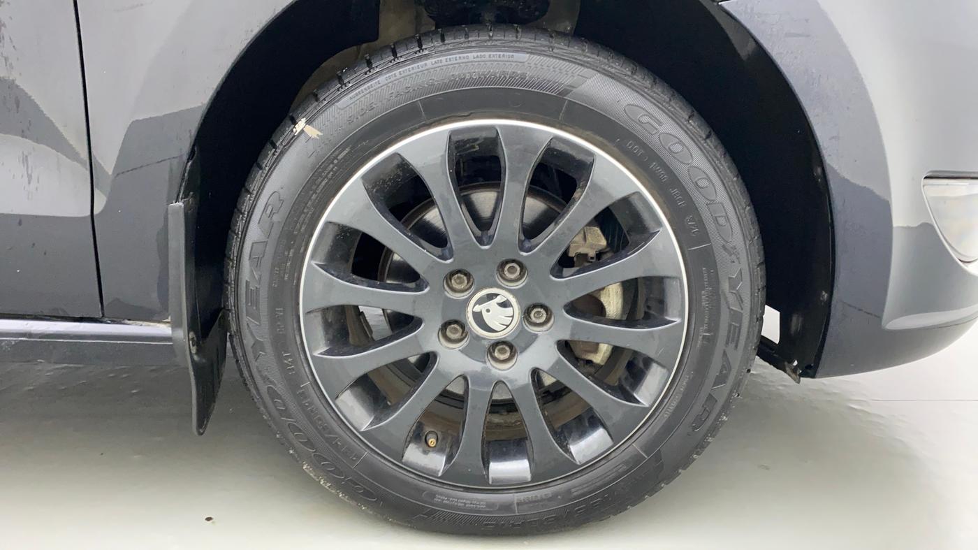 2015 Skoda Rapid 1.5 TDI AT ELEGANCE, Diesel, Automatic, 53,133 km, Right Front Wheel