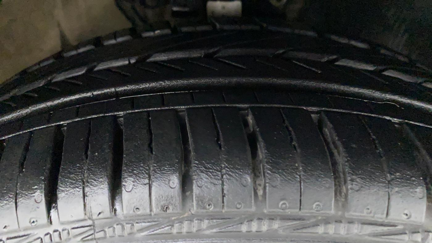 2015 Skoda Rapid 1.5 TDI AT ELEGANCE, Diesel, Automatic, 53,133 km, Right Front Tyre Tread