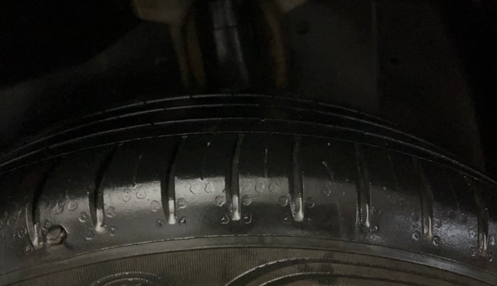 2021 MG HECTOR SHARP HYBRID 1.5 PETROL DUAL TONE, Petrol, Manual, 43,608 km, Left Rear Tyre Tread