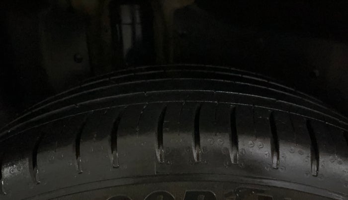 2021 MG HECTOR SHARP HYBRID 1.5 PETROL DUAL TONE, Petrol, Manual, 43,608 km, Right Rear Tyre Tread