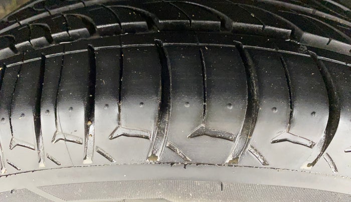 2018 Mahindra KUV 100 NXT K4+ P 6 STR, Petrol, Manual, 54,568 km, Left Front Tyre Tread