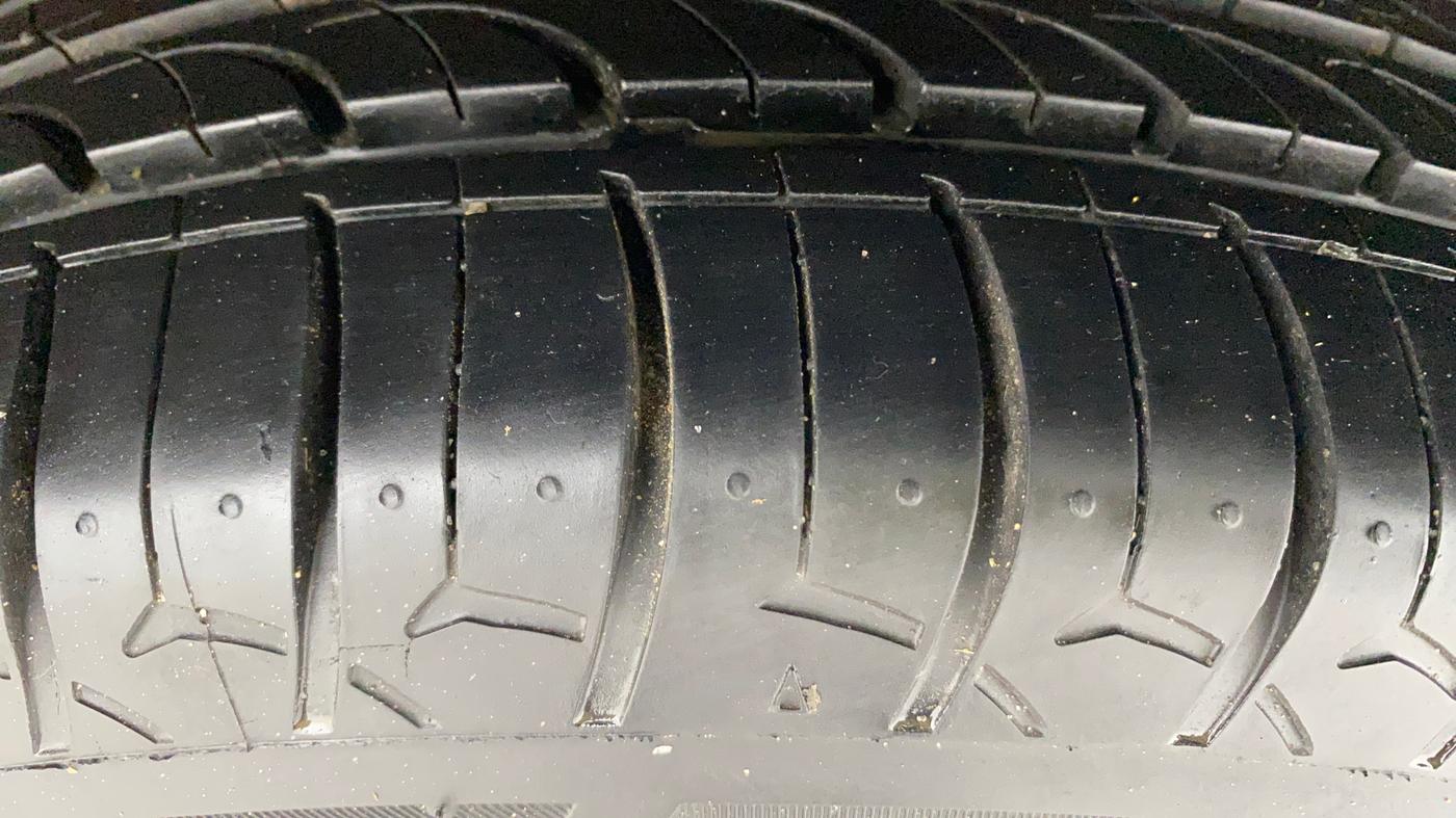 2018 Mahindra KUV 100 NXT K4+ P 6 STR, Petrol, Manual, 54,580 km, Left Rear Tyre Tread