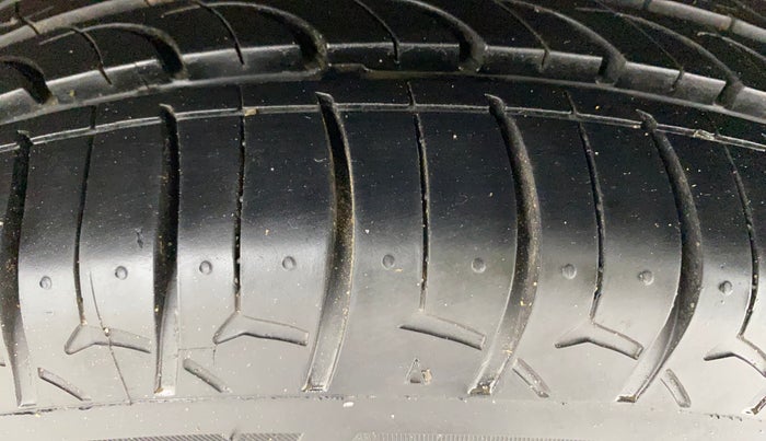 2018 Mahindra KUV 100 NXT K4+ P 6 STR, Petrol, Manual, 54,568 km, Left Rear Tyre Tread