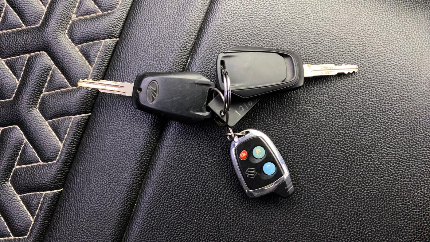 2018 Mahindra KUV 100 NXT K4+ P 6 STR, Petrol, Manual, 54,580 km, Key Close Up