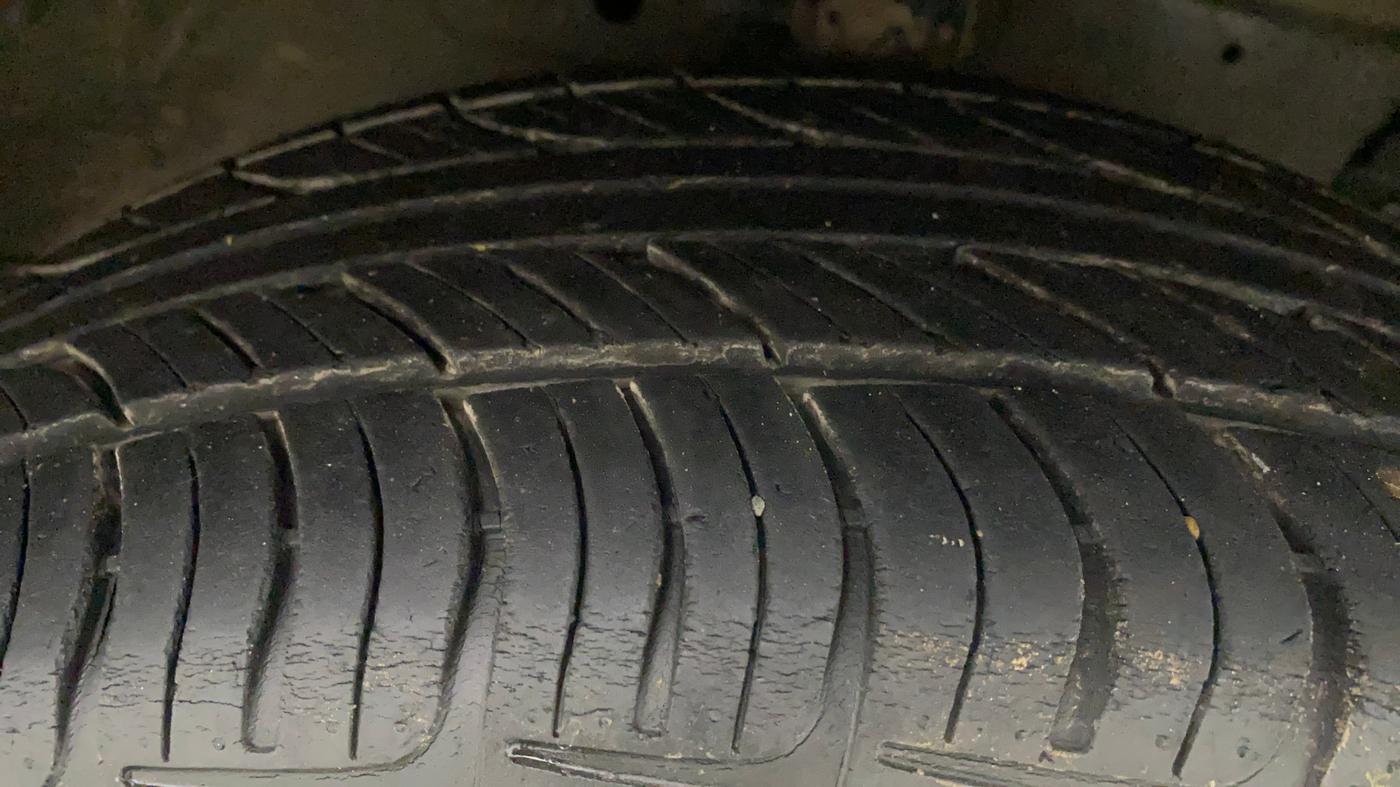 2013 Maruti Ertiga VXI CNG, CNG, Manual, 1,16,596 km, Right Front Tyre Tread