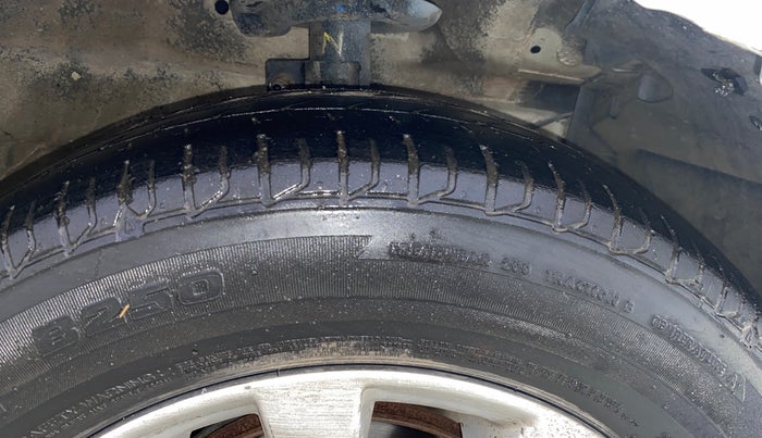 2015 Maruti Ertiga ZXI, CNG, Manual, 1,37,764 km, Right Front Tyre Tread