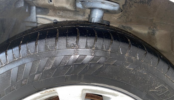 2015 Maruti Ertiga ZXI, CNG, Manual, 1,37,764 km, Left Front Tyre Tread