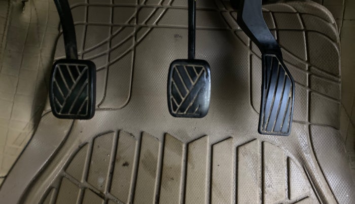 2015 Maruti Ertiga ZXI, CNG, Manual, 1,37,764 km, Pedals