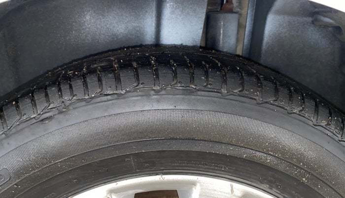 2015 Maruti Ertiga ZXI, CNG, Manual, 1,37,764 km, Left Rear Tyre Tread