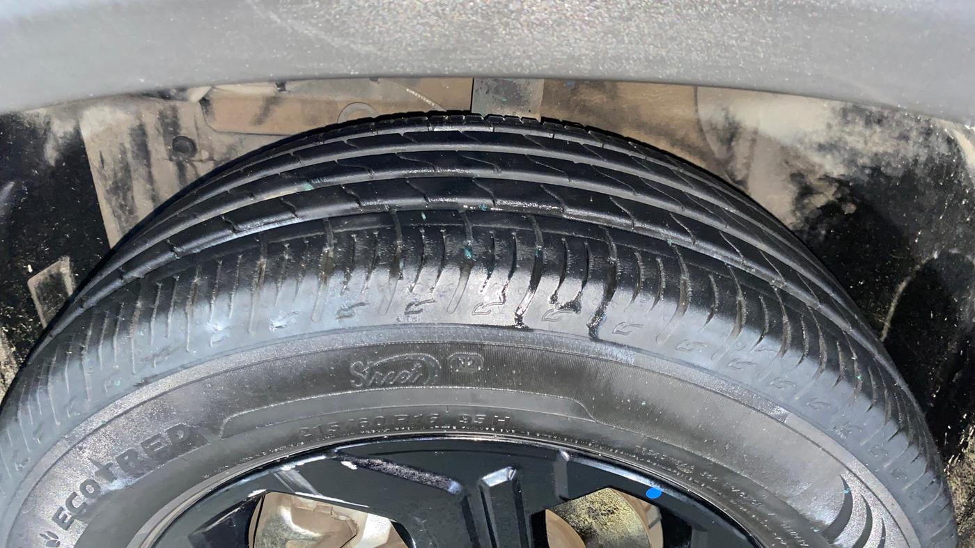 2023 Maruti BREZZA ZXI SMART HYBRID DUAL TONE, Petrol, Manual, 23,908 km, Left Front Tyre Tread