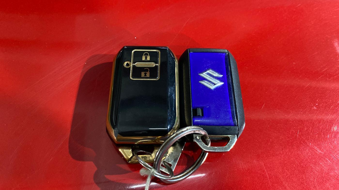 2023 Maruti BREZZA ZXI SMART HYBRID DUAL TONE, Petrol, Manual, 23,908 km, Key Close Up