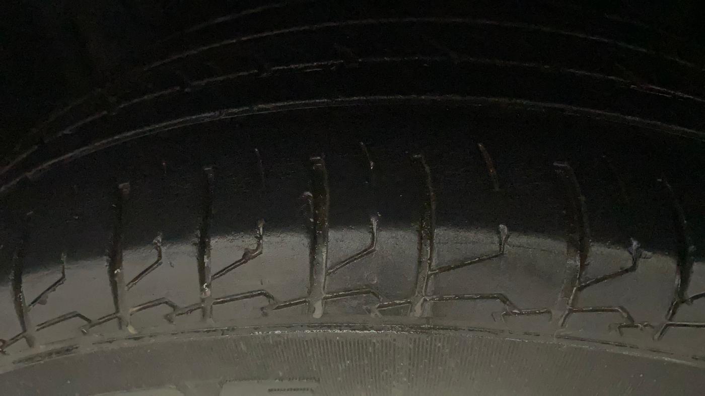 2020 Maruti S Cross ALPHA AT1.5, Petrol, Automatic, 76,838 km, Left Front Tyre Tread