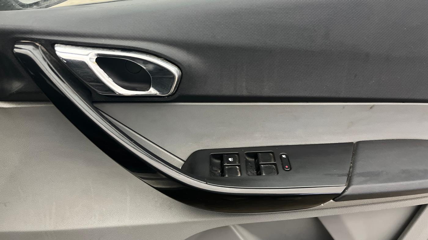 2020 Tata Tiago XZ PETROL, Petrol, Manual, 71,384 km, Driver Side Door Panels Control