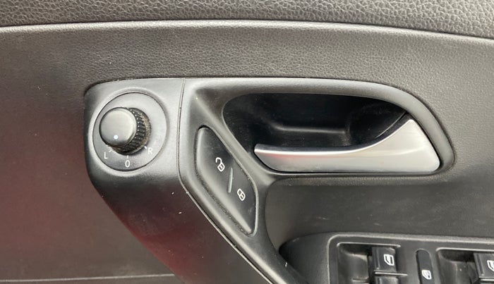 2016 Volkswagen Polo COMFORTLINE 1.2L, Petrol, Manual, 96,940 km, Right rear-view mirror - ORVM switch has minor damage