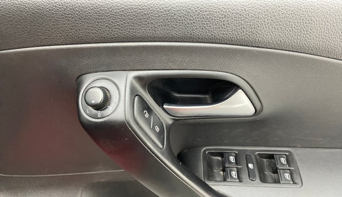2016 Volkswagen Polo COMFORTLINE 1.2L, Petrol, Manual, 96,940 km, Left rear-view mirror - ORVM switch has minor damage