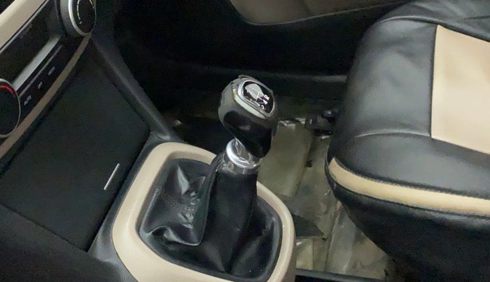 2014 Hyundai Xcent SX 1.2 (O), Petrol, Manual, 72,826 km, Gear lever - Knob cover torn