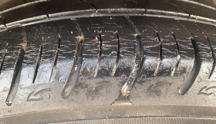 2021 Maruti Baleno DELTA PETROL 1.2, Petrol, Manual, 33,722 km, Right Front Tyre Tread